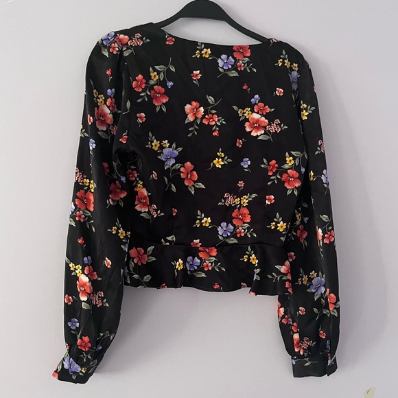 2 for 20‼️ Forever 21 floral satin cropped shirt - Picture 2 of 5